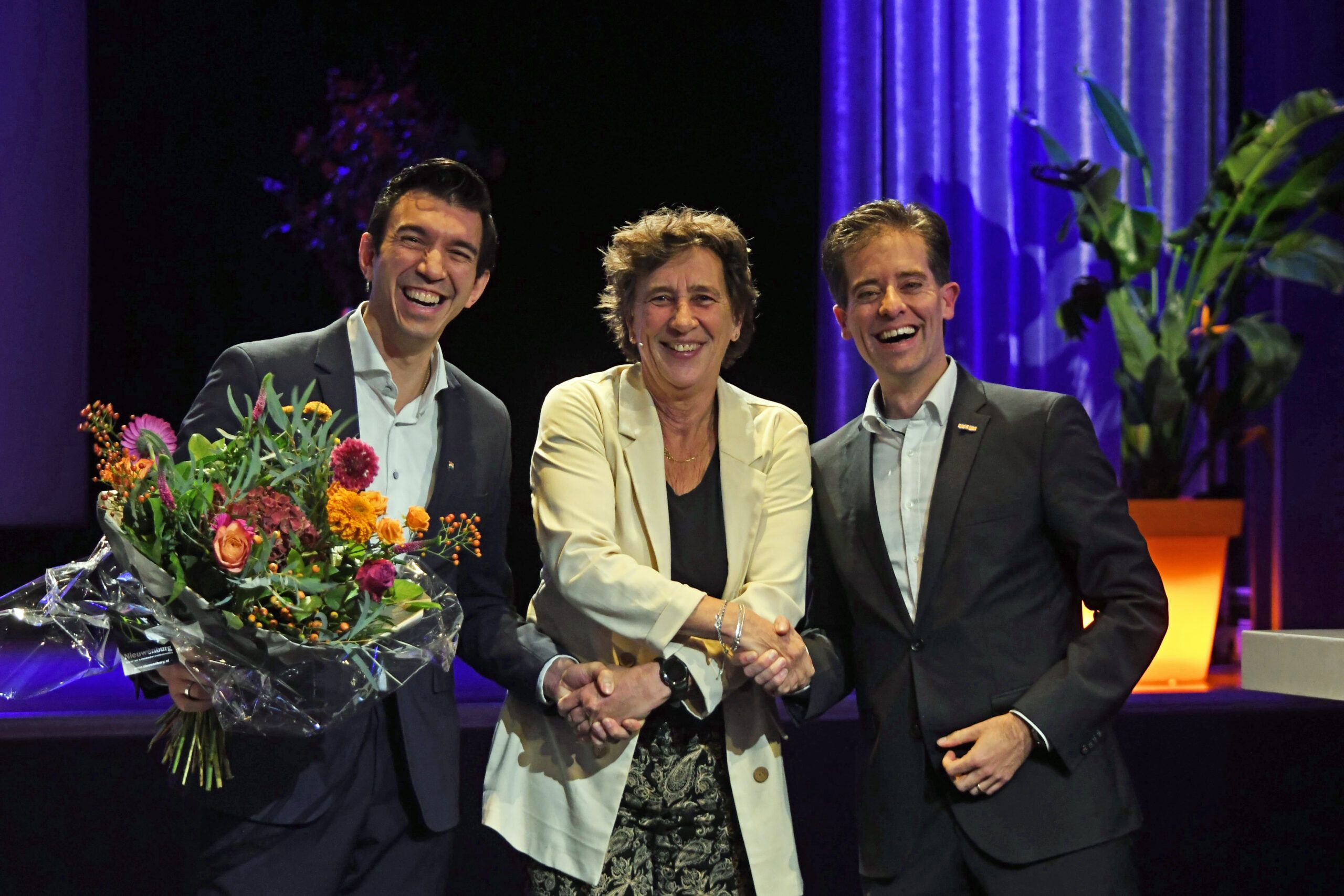 De voorzitter van NOC*NSF (midden) schudt de handen met voorzitter (rechts) en de vicevoorzitter (links) van Branchevereniging Esports Nederland.